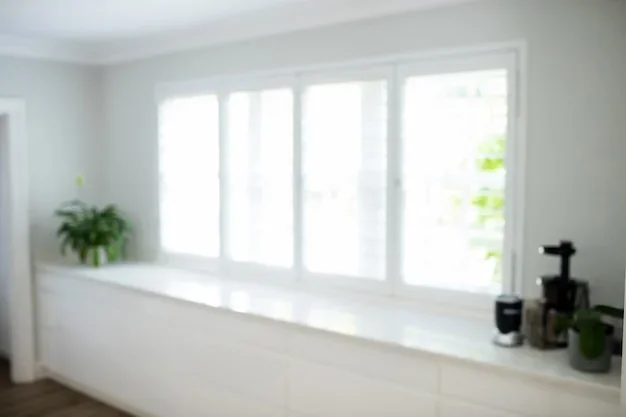 Une cuisine bien éclairée avec des spots LED sous les meubles et un plafonnier
