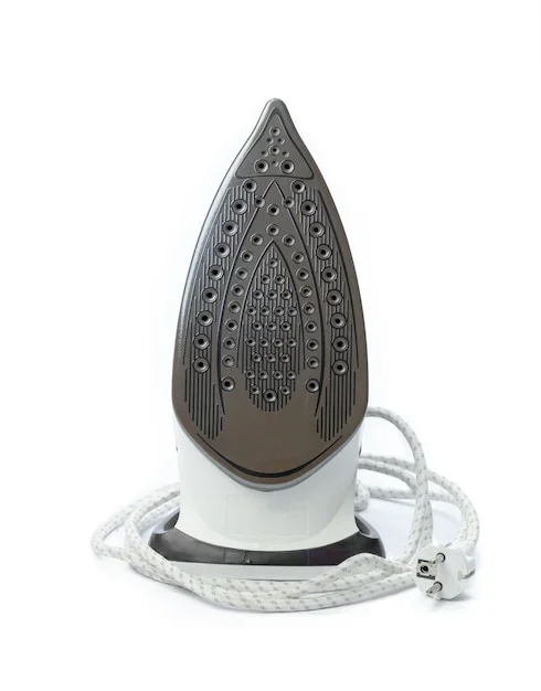 Panneau de fer à repasser avec des résidus de calcaire et de tissu brûlé