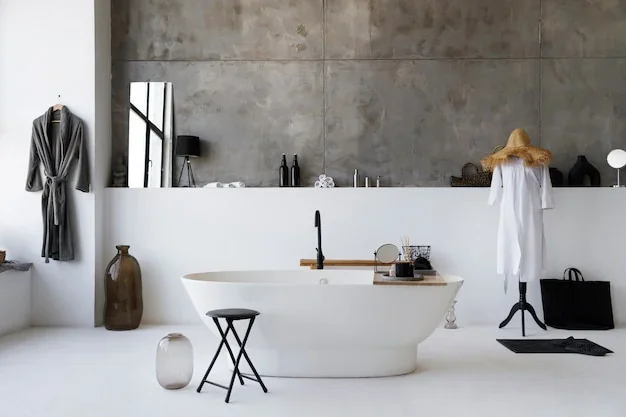 Un meuble vasque suspendu et un miroir en métal noir dans une salle de bain moderne avec carrelage clair