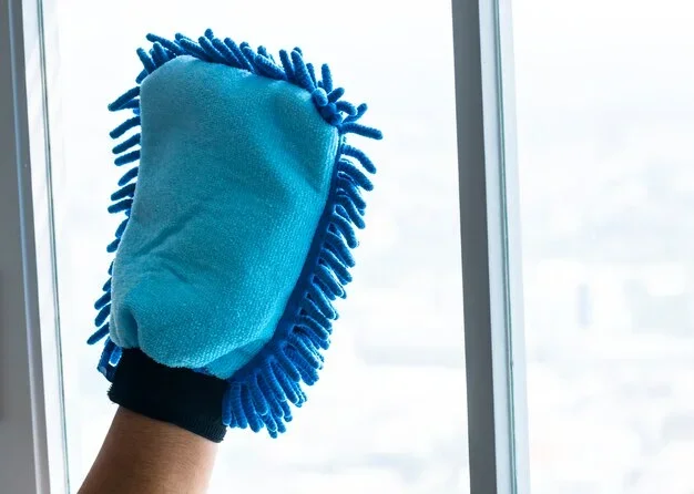Nettoyage de vitres avec un chiffon microfibre humide pour une surface brillante et sans taches