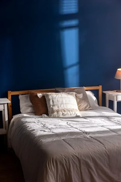 chambre-bleu-nuit-et-bois