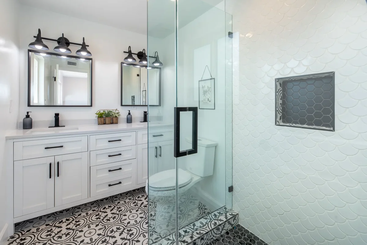 salle de bain blanche