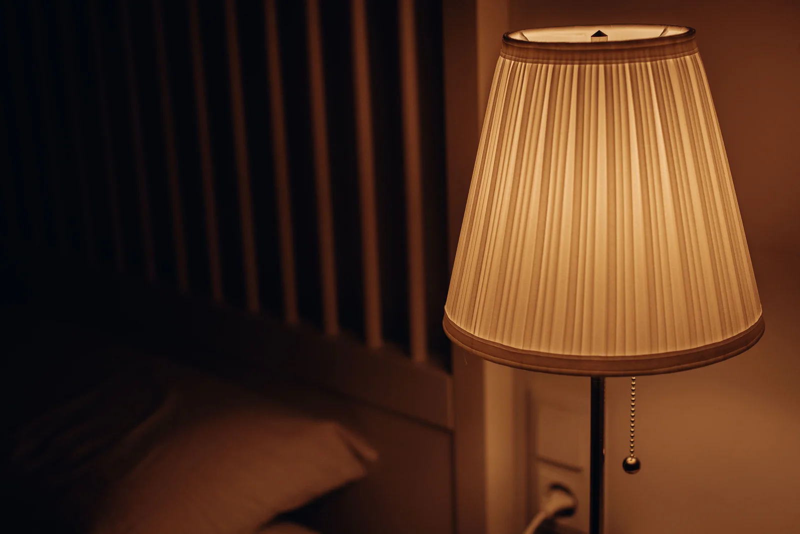 Lampe de chevet diffusant une lumière chaude en soirée